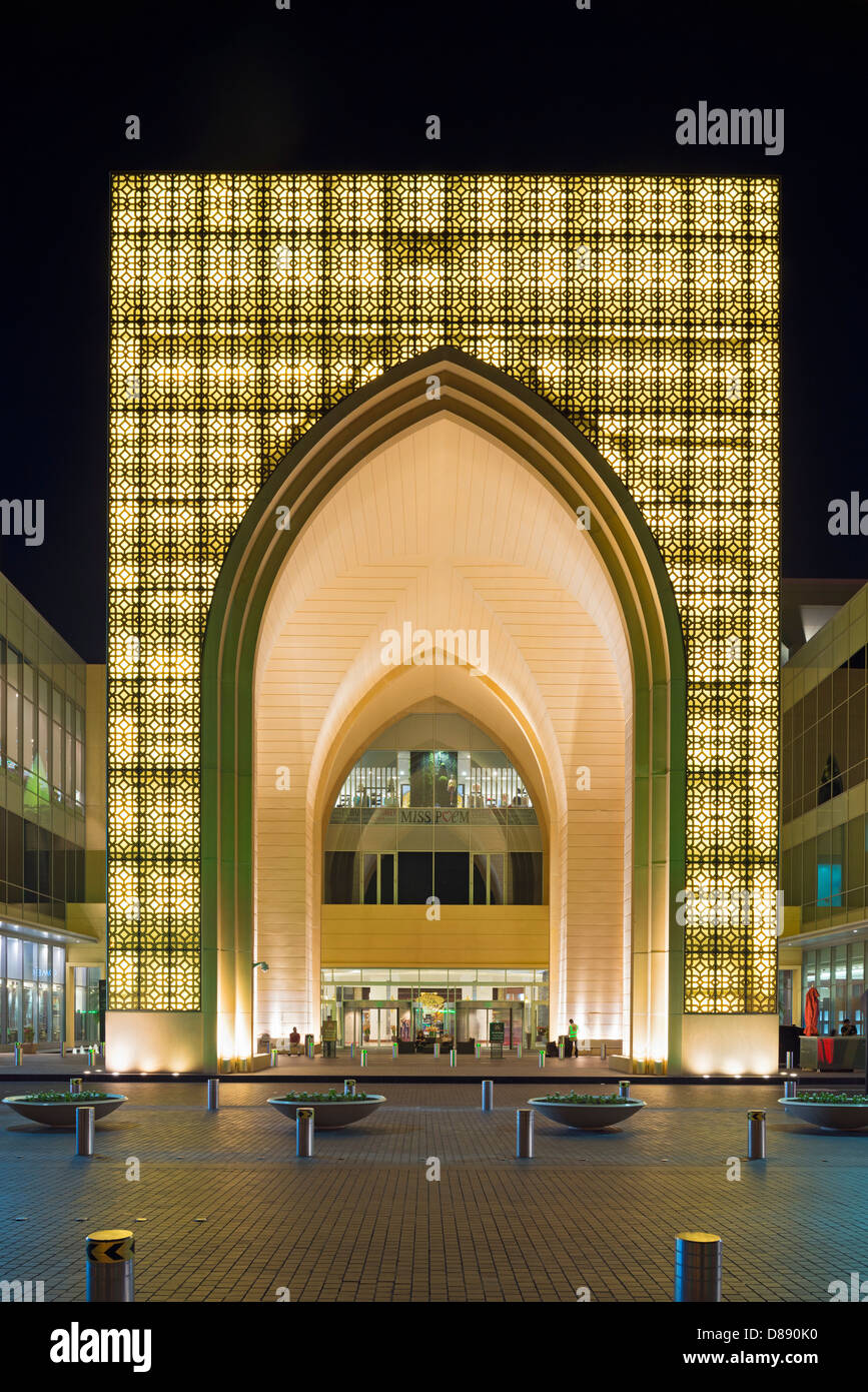 Vue en extérieur nuit de Dubaï Mall, le plus grand du monde, à Dubaï Émirats Arabes Unis Banque D'Images