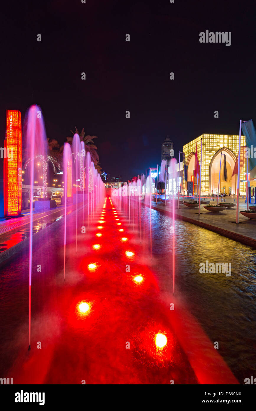 Vue en extérieur nuit de Dubaï Mall, le plus grand du monde, à Dubaï Émirats Arabes Unis Banque D'Images