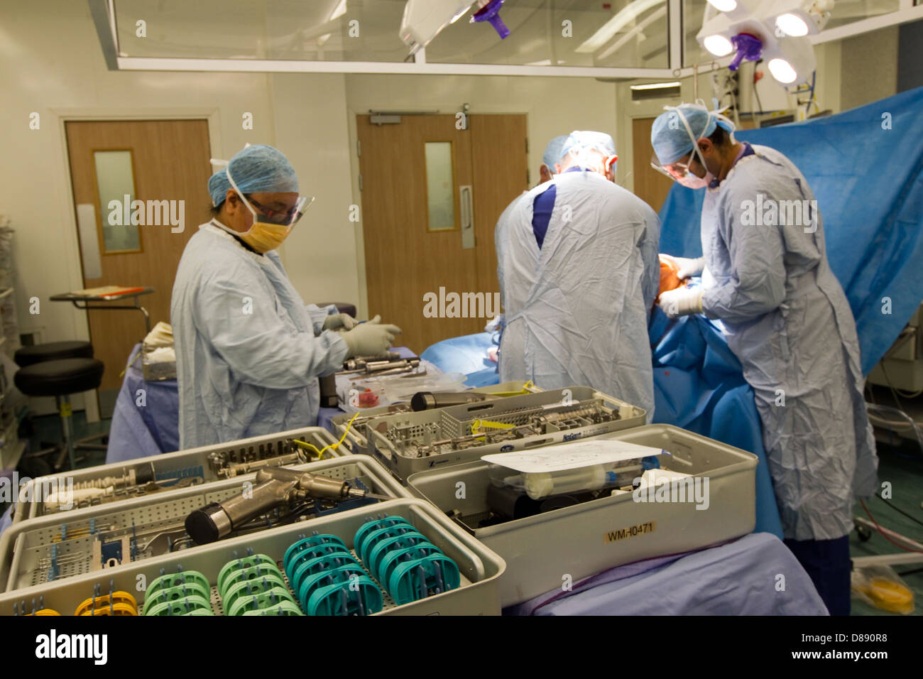Opération de remplacement total du genou dans un hôpital Theatre Banque D'Images