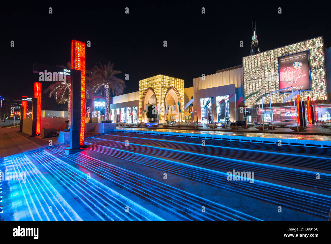 Vue en extérieur nuit de Dubaï Mall, le plus grand du monde, à Dubaï Émirats Arabes Unis Banque D'Images