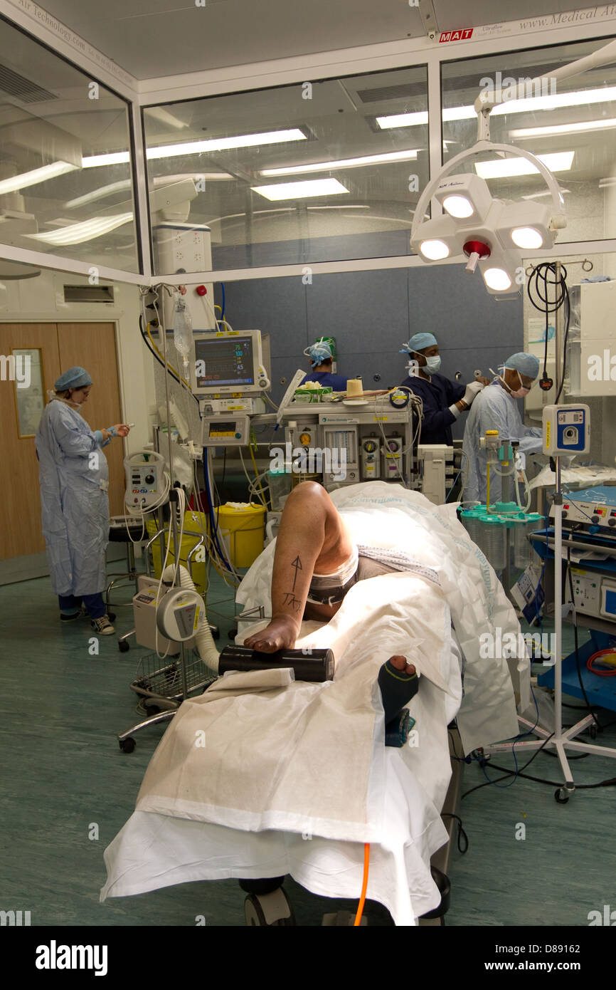 Opération de remplacement total du genou dans un hôpital Theatre Banque D'Images