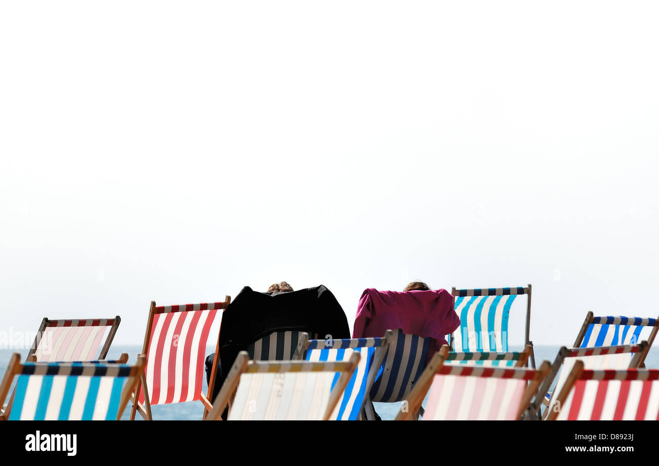 2 personnes assis parmi les chaises vides Beer Devon, Angleterre Royaume-Uni Banque D'Images