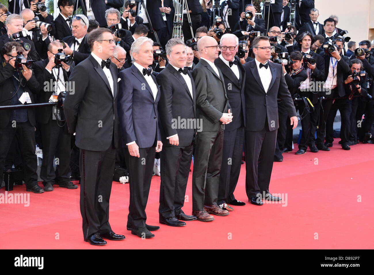 Cannes, France. 21 mai 2013. Réalisateur Steven Soderbergh,écrivain Scott Thorson, l'acteur Michael Douglas, producteur Jerry Weintraub, l'acteur Matt Damon et scénariste Richard LaGravenese assiste à la première de "derrière les candélabres' à la 66e Festival de Cannes. Photo : AFP/Alamy Live News Banque D'Images