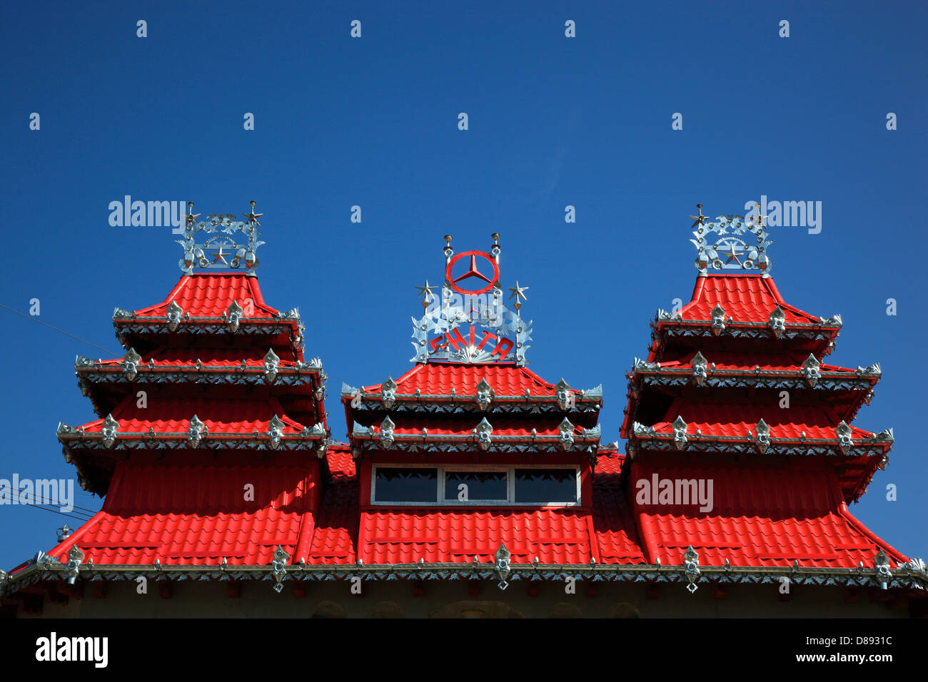 La Villa, maison d'un Baron tzigane à Hunedora, typique des ouvrages en métal sur le toit. La Transylvanie, Roumanie Banque D'Images