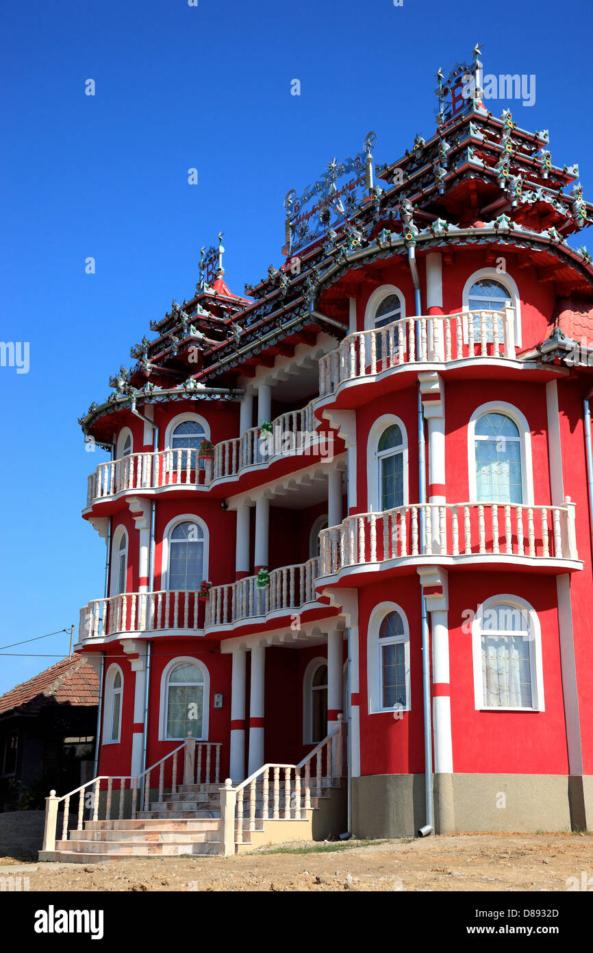 La Villa, maison d'un Baron tzigane à Hunedora, typique des ouvrages en métal sur le toit. La Transylvanie, Roumanie Banque D'Images