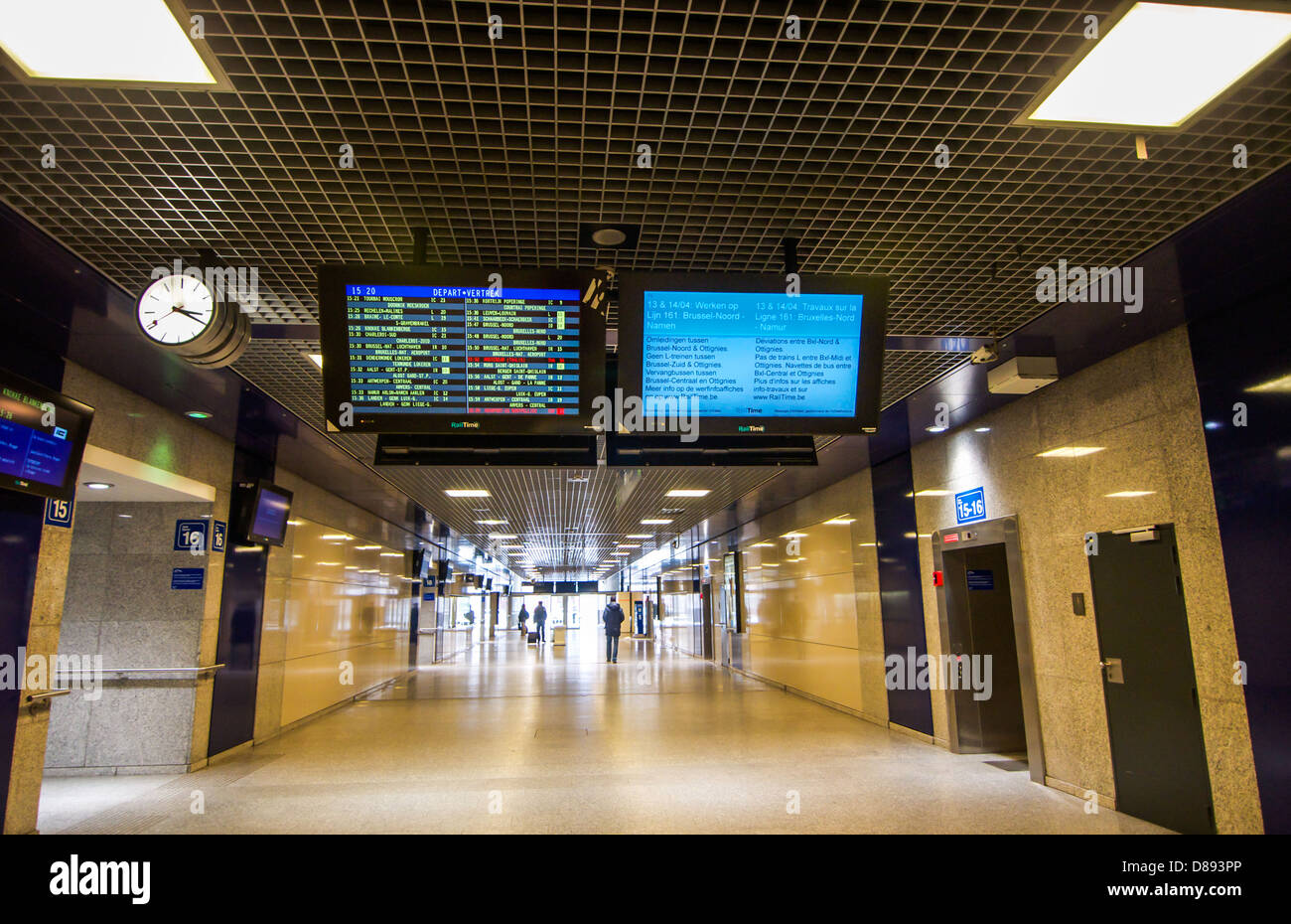 Le départ et l'arrivée de frais généraux d'administration dans un long couloir à la gare du Midi de Bruxelles en Belgique. Banque D'Images