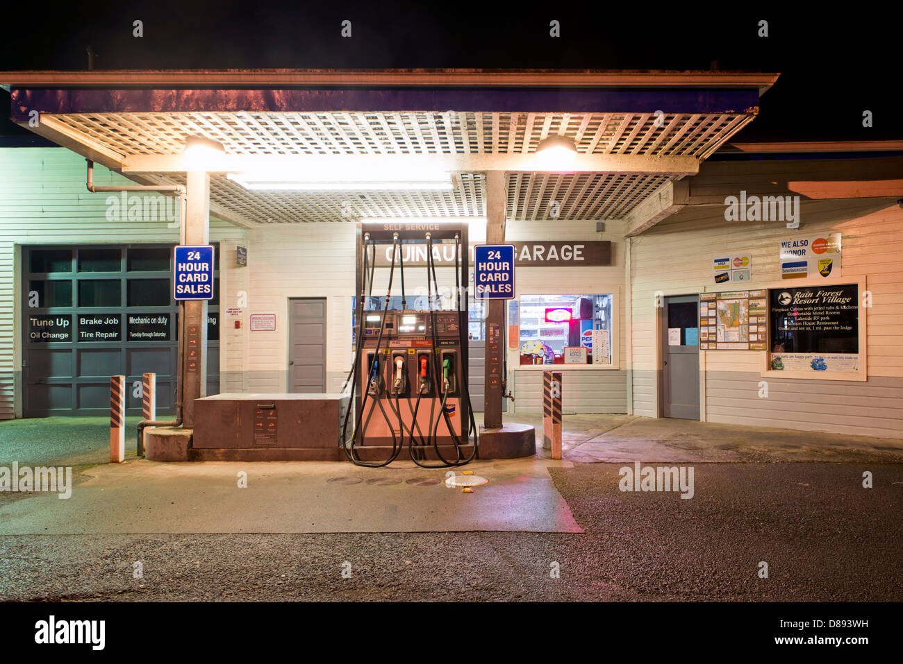 Station service et garage à Quinault, la péninsule Olympique, Washington, United States la nuit Banque D'Images