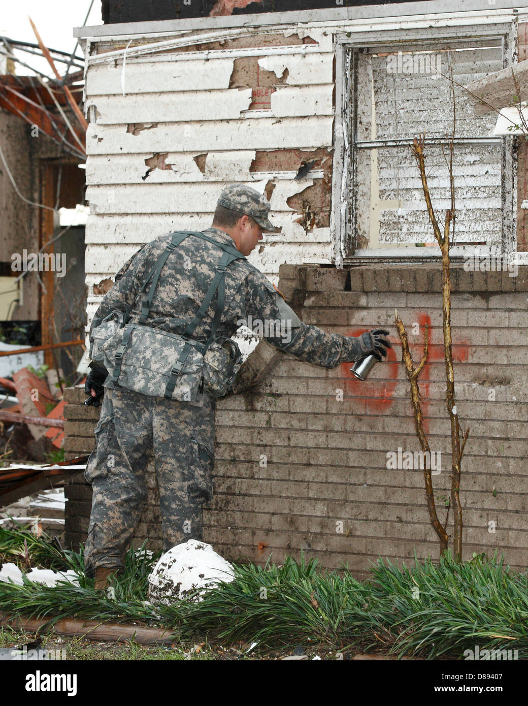 Soldats de la Garde nationale de l'Oklahoma effectue des opérations de recherche et de sauvetage à la suite d'une EF-5 tornade qui détruit la ville le 21 mai 2013 dans Moore, Oklahoma. La tempête avec des vents de plus de 200 miles par heure sur l'île de la banlieue d'Oklahoma City le 20 mai 2013, tuant au moins 24 personnes, en blessant plus de 230 et le déplacement de milliers. Banque D'Images