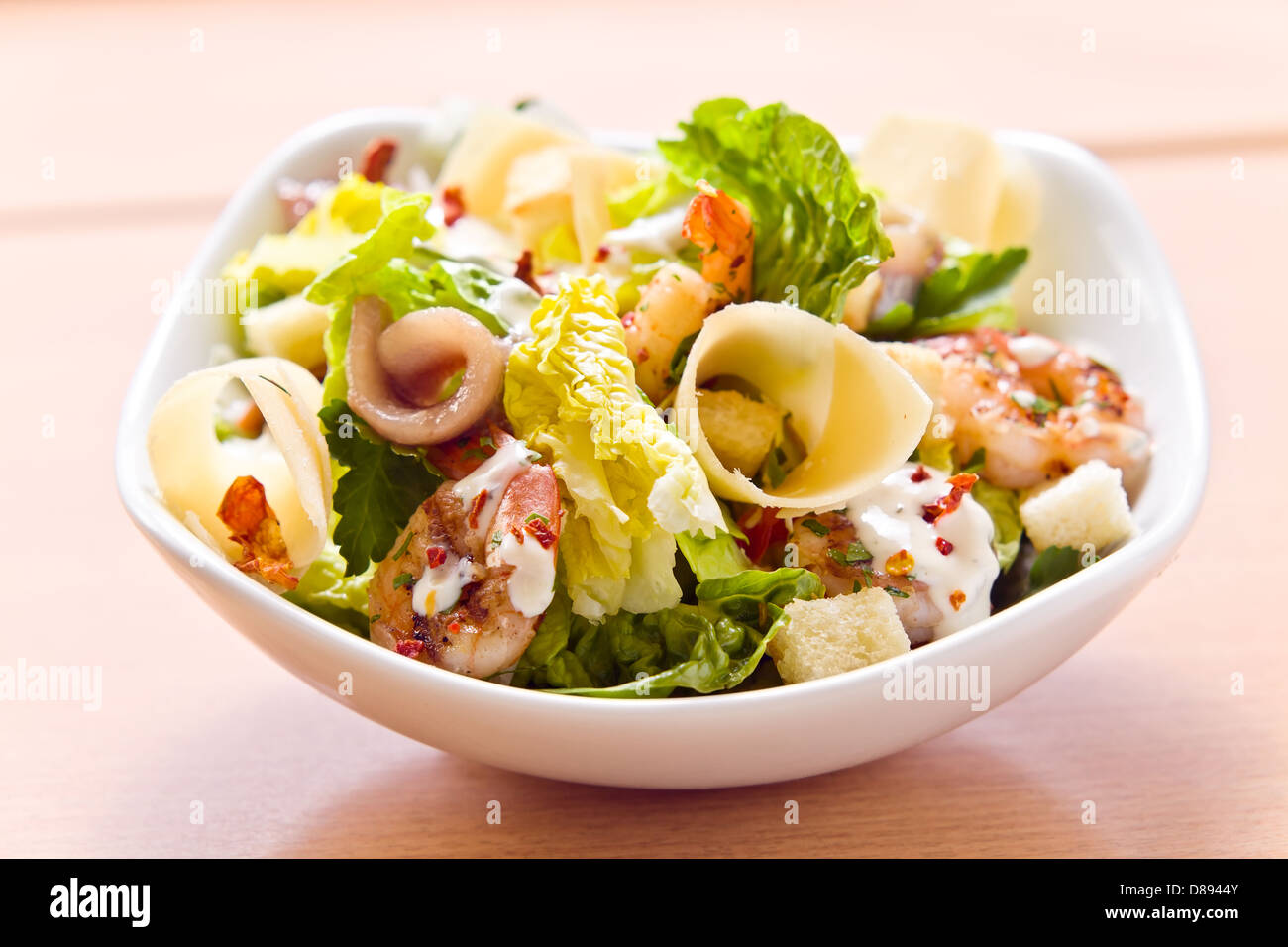 Salade de crevettes avec du fromage, anchois et verts Banque D'Images
