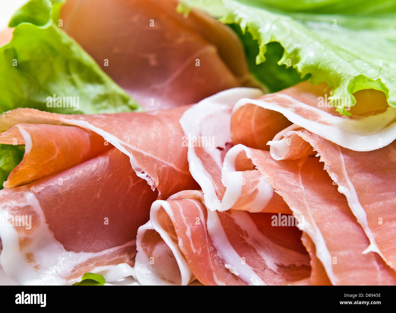 Salade de jambon et sur une plaque blanche Banque D'Images