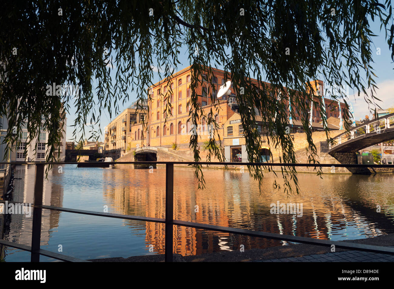 Camden Lock à partir de la pub sur le côté opposé. Banque D'Images