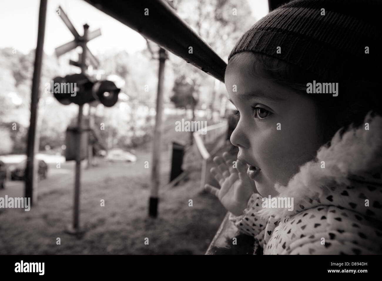 Une jeune fille regarde par une fenêtre sur le Puffing Billy Steam Train à Melbourne, Victoria, Australie Banque D'Images