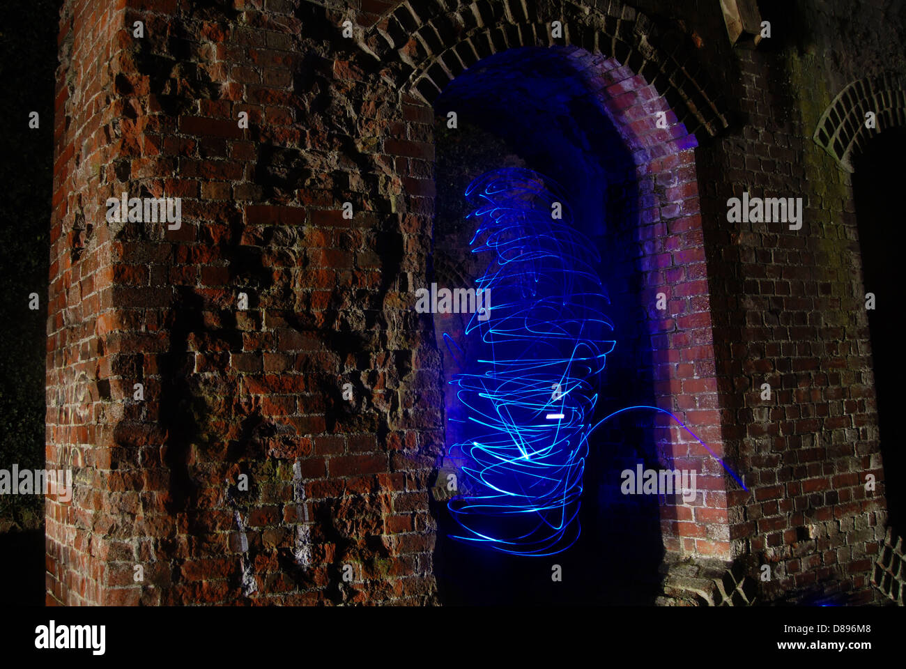 Un sentier de lumière sous un vieux pont. Banque D'Images