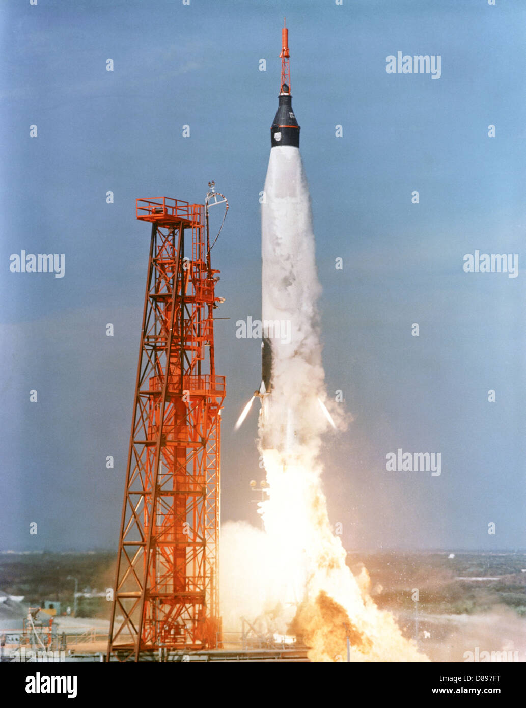 La fusée Atlas d a lancé la mission Mercury-Atlas 5 le 29 novembre 1961. Cette mission a transporté la première créature vivante, un chimpanzé nommé Enos, en orbite, marquant une étape importante dans le programme spatial américain et ouvrant la voie à un vol spatial humain. Banque D'Images