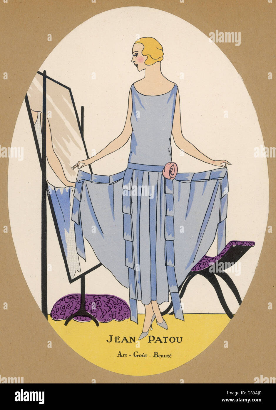 Femme élégante regardant dans le miroir Banque D'Images