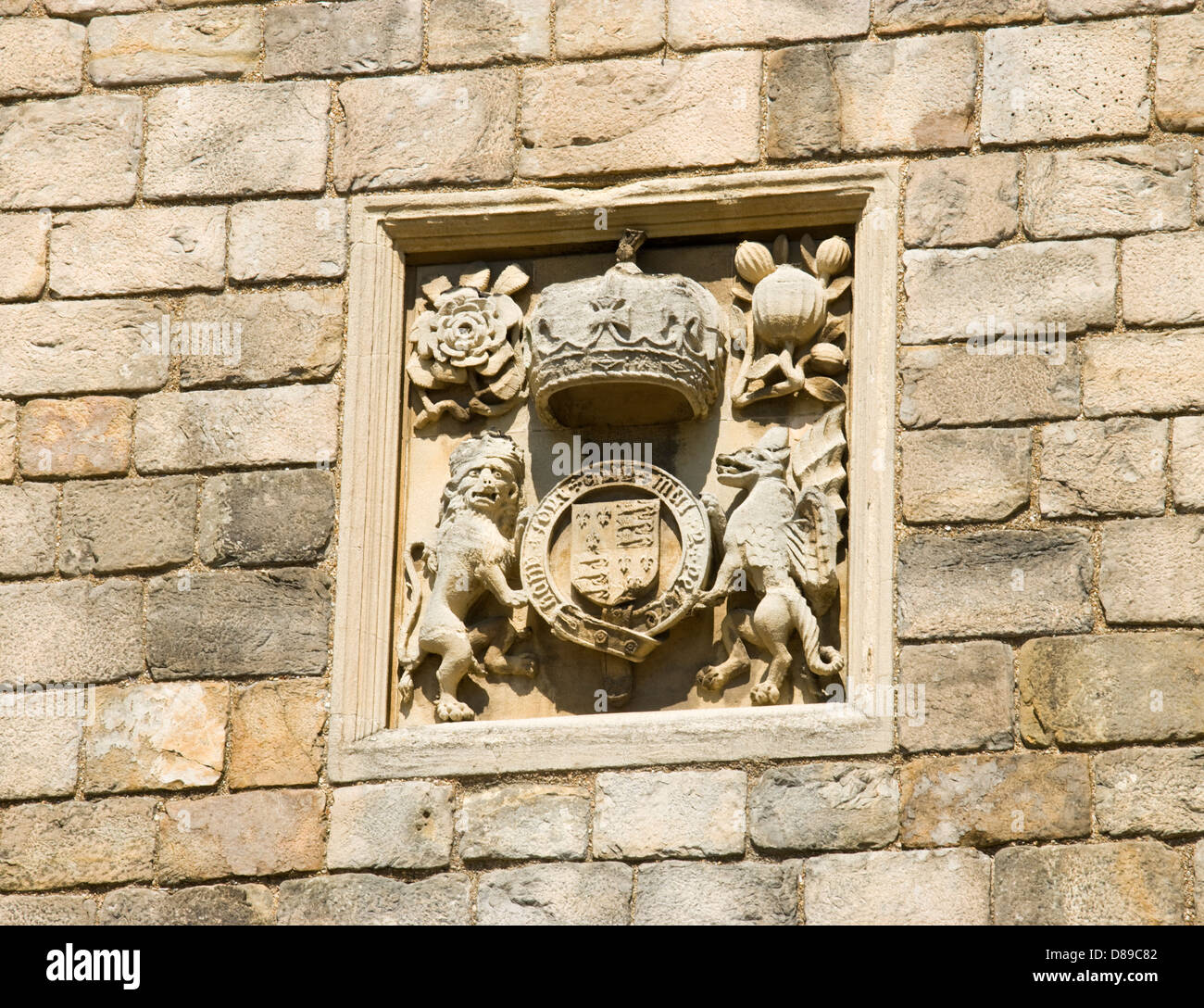 Royal Crest au-dessus de la porte d'Henri VIII, le château de Windsor, Berkshire, Royaume-Uni. Banque D'Images