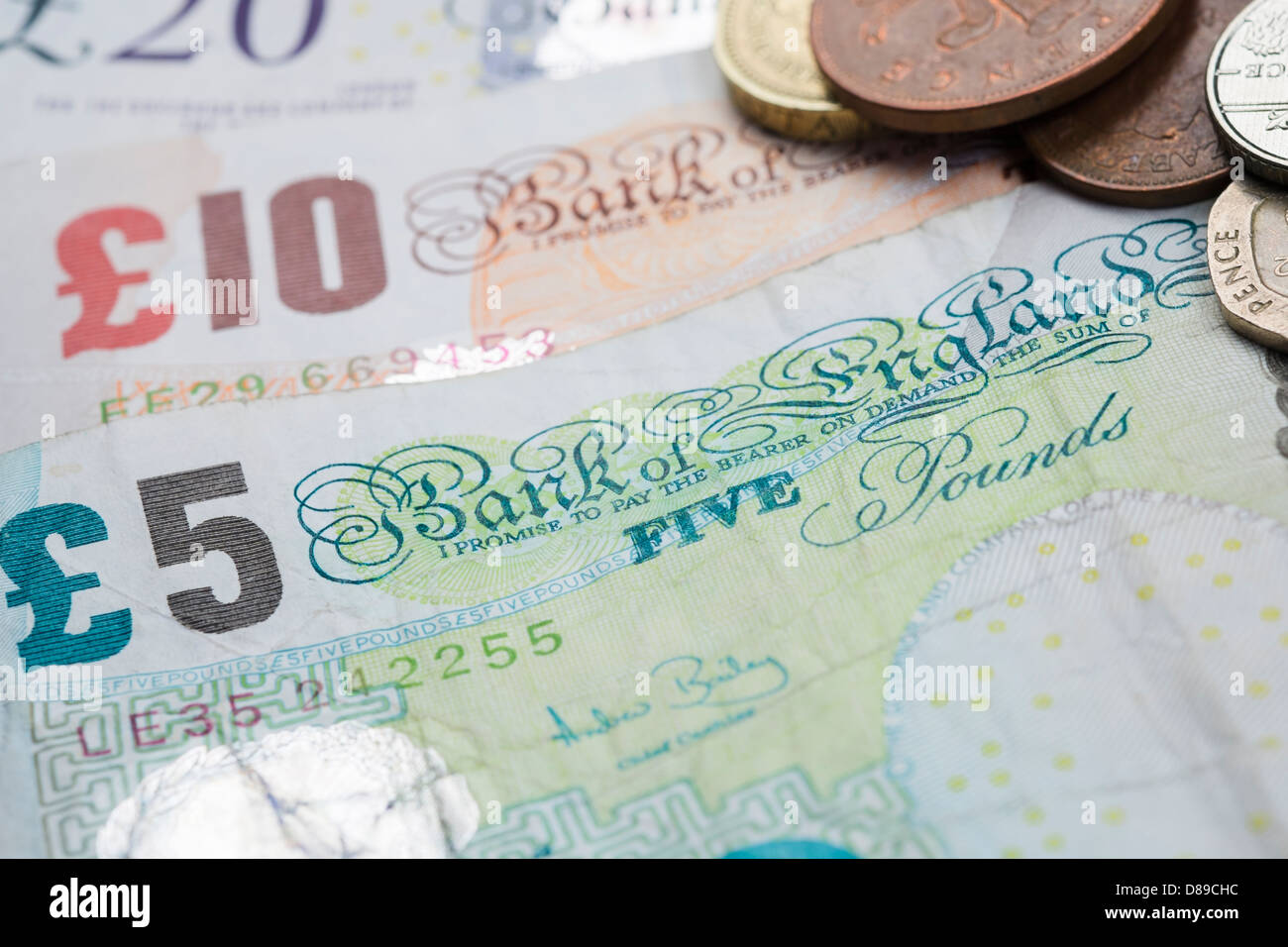 A 5, 10 et 20 pound note avec changement sur une table. Banque D'Images