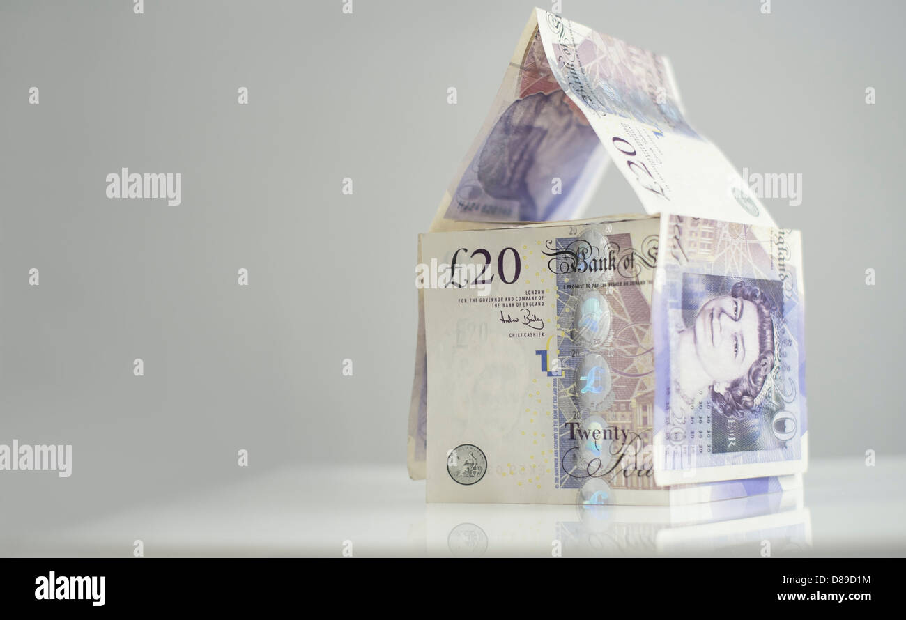 Investissement immobilier. Une maison faite de notes de 20 livres. Banque D'Images