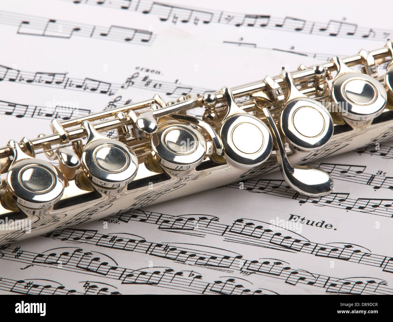 Utilisé à l'échelle d'une flûte repose partition musicale ouverte. Qu'une  seule ligne de musique est mis au point Photo Stock - Alamy