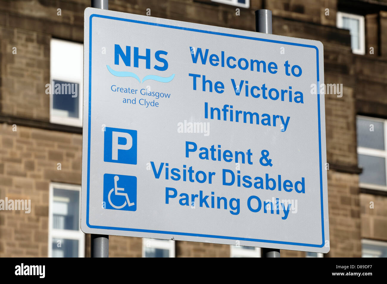 L'ancienne infirmerie Victoria est fermée en permanence. Panneau de stationnement pour les patients et les visiteurs handicapés à l'ancienne infirmerie Victoria à Glasgow, en Écosse, au Royaume-Uni Banque D'Images