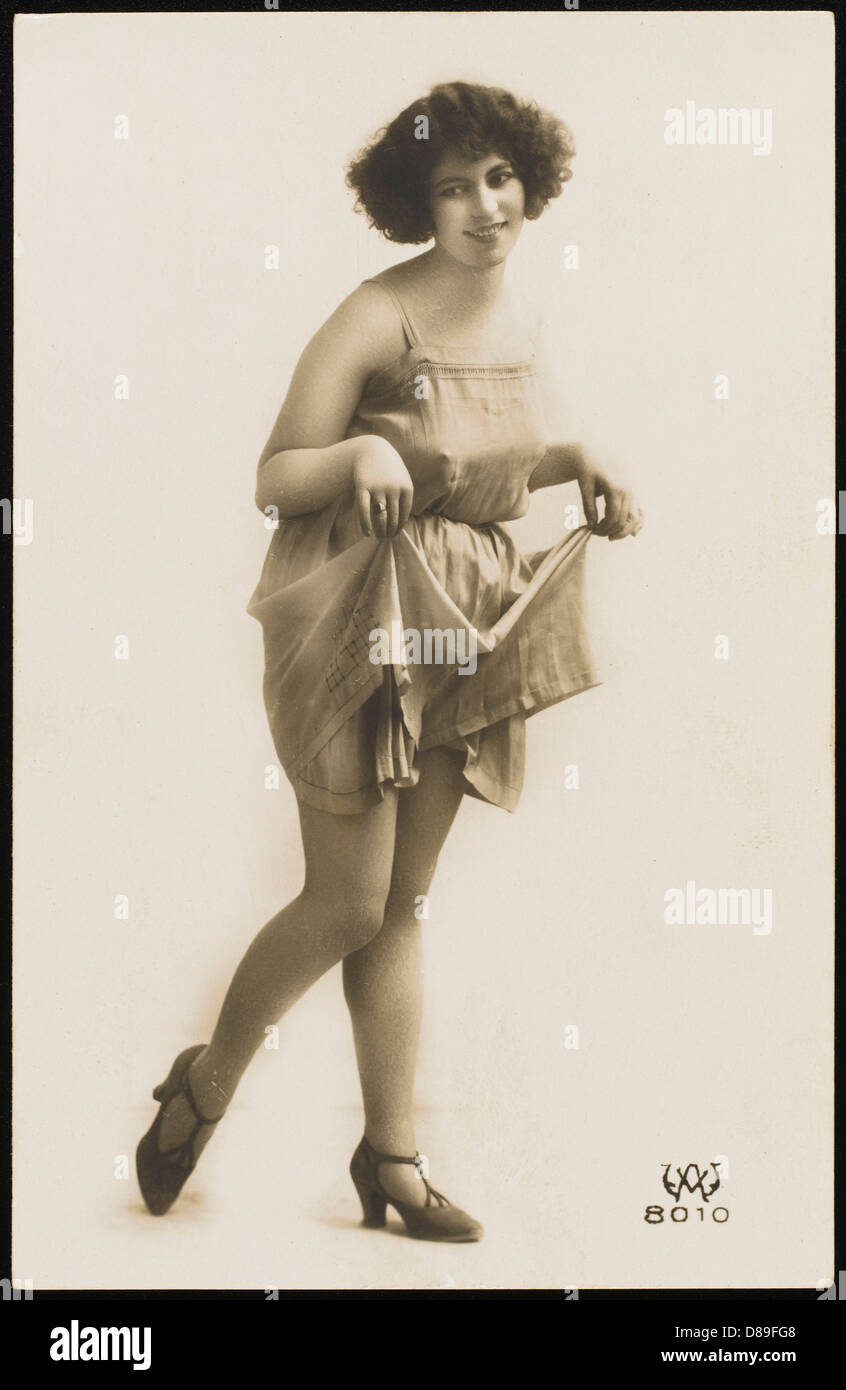 Type de femme jupe relevée Photo Stock - Alamy