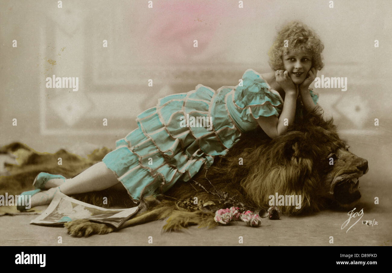 FEMME AVEC LION 1920S ? Banque D'Images