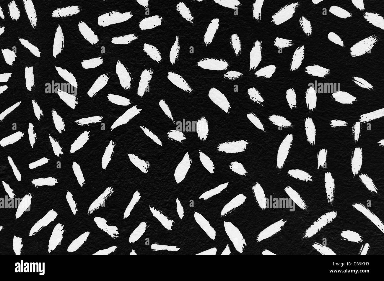 Traits de peinture blanche motif de lignes abstraites sur noir la surface texturée. Banque D'Images