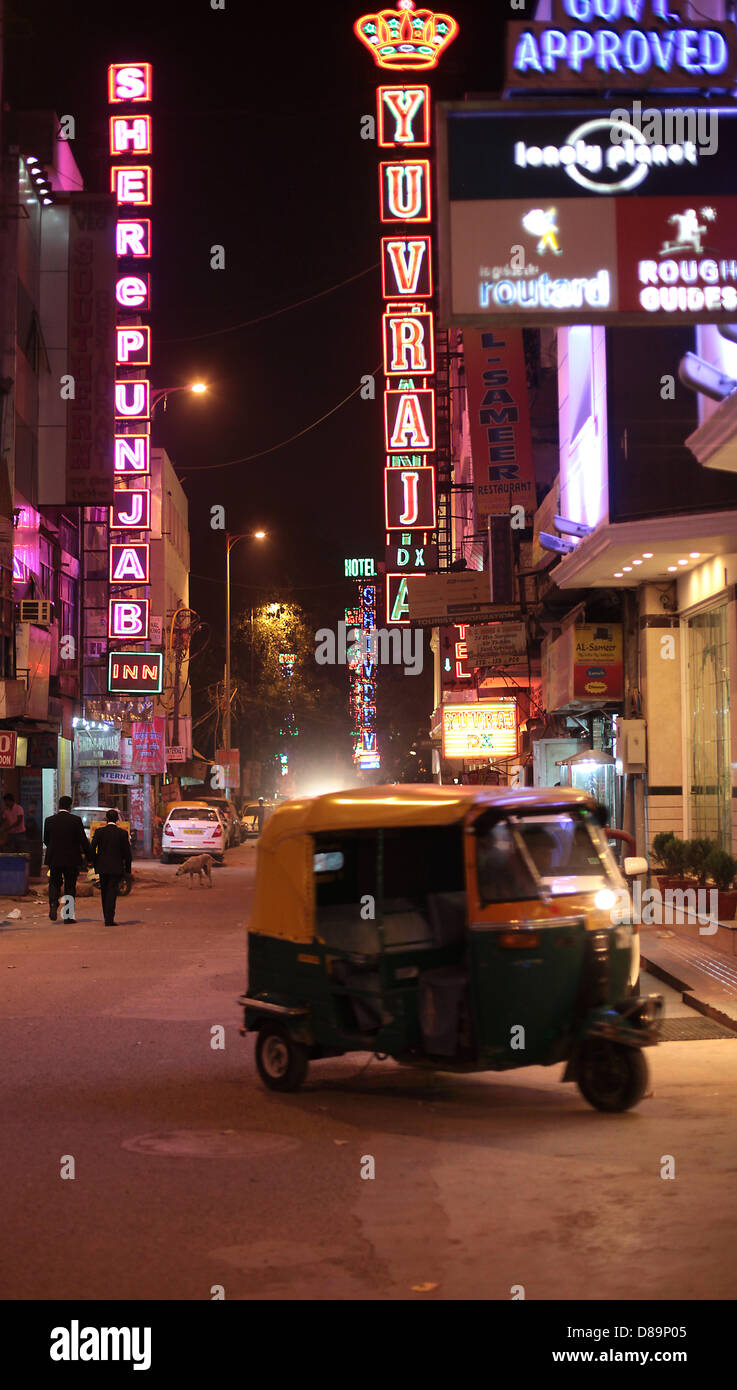 Une rue de la capitale indienne New Delhi en beo popular tourist district Paharganj de nuit. Dans ce quartier, de nombreux hôtels sont situés. Les lecteurs de pousse-pousse à travers la route. C'est le moyen de transport le plus populaire dans la ville. Les chambres sont brightl Banque D'Images