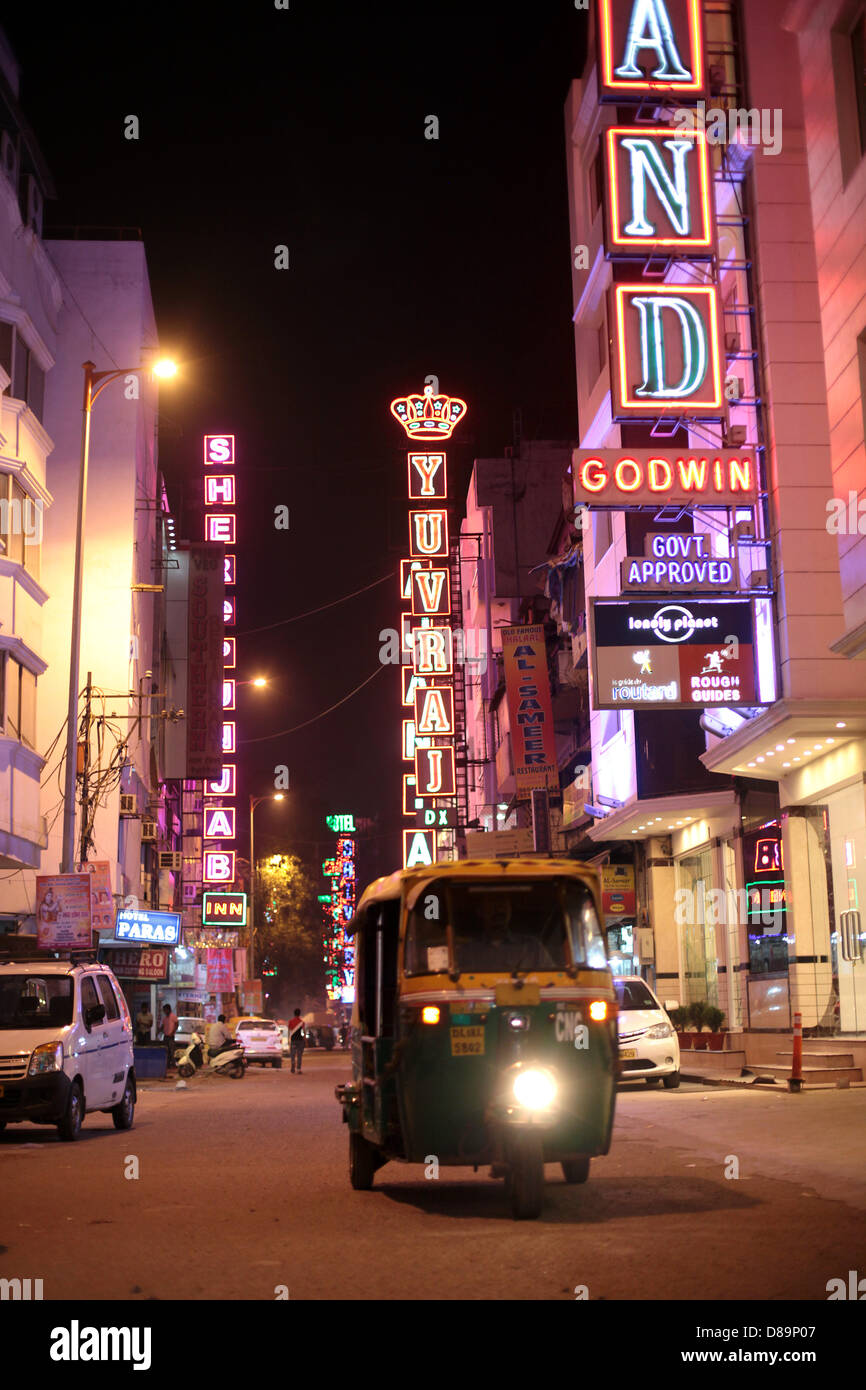 Une rue de la capitale indienne New Delhi en beo popular tourist district Paharganj de nuit. Dans ce quartier, de nombreux hôtels sont situés. Les lecteurs de pousse-pousse à travers la route. C'est le moyen de transport le plus populaire dans la ville. Les chambres sont brightl Banque D'Images