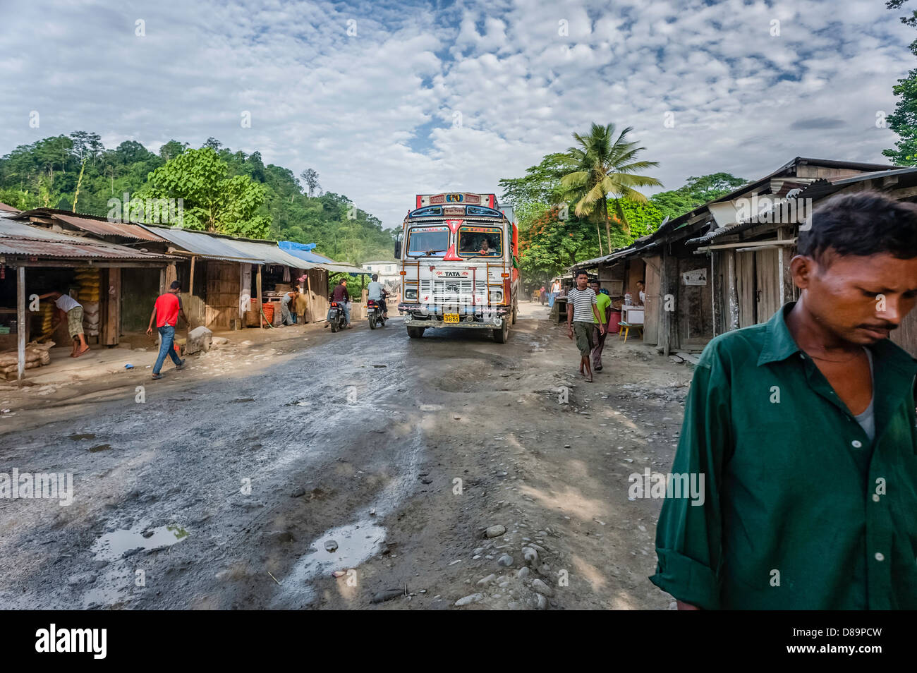 La rue principale de la ville frontière de Bhalukpong qui sépare l'ouest de l'Arunachal Pradesh, d'Assam, au nord-est de l'Inde. Banque D'Images