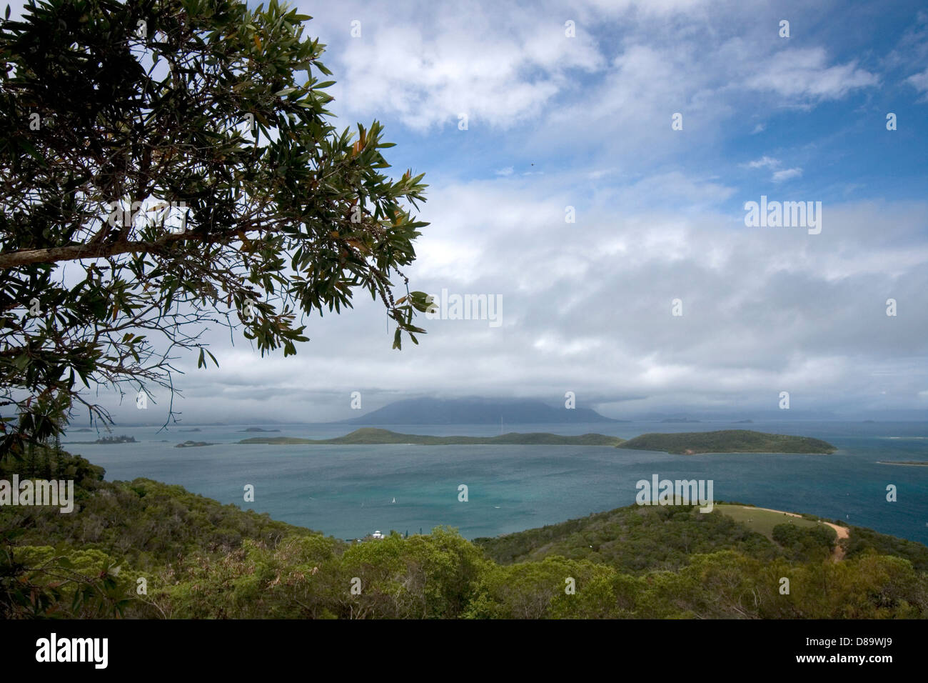 Vue depuis le Ouen Toro regarder par les îles voisines de Nouméa, Nouvelle Calédonie, Polynésie française. Banque D'Images