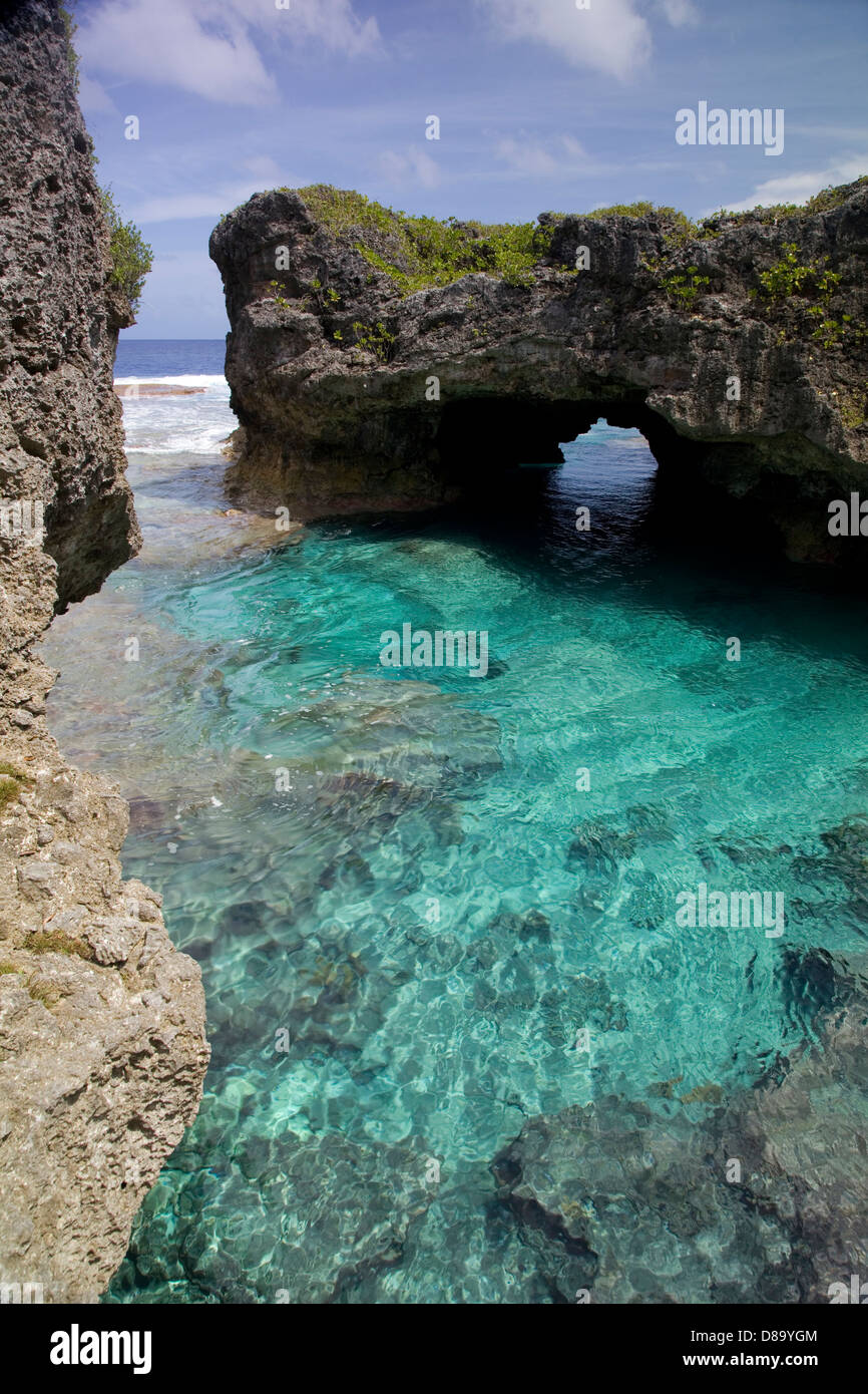 Arche naturelle sur l'une des piscines, Limu Alofi, Niue, Pacifique Sud. Banque D'Images