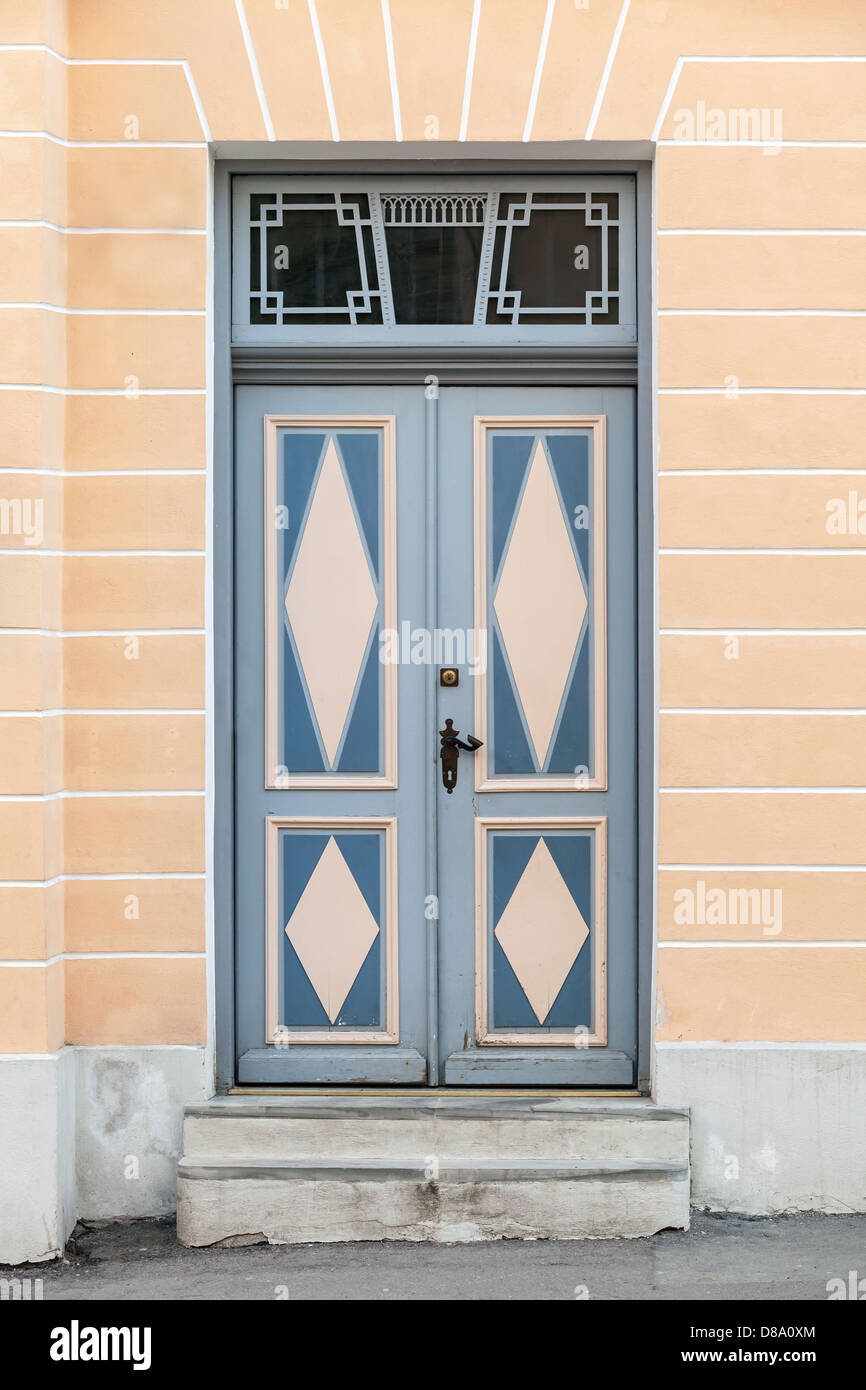 Porte en bois bleu au décor de la façade de l'immeuble ancien. Tallinn, Estonie Banque D'Images