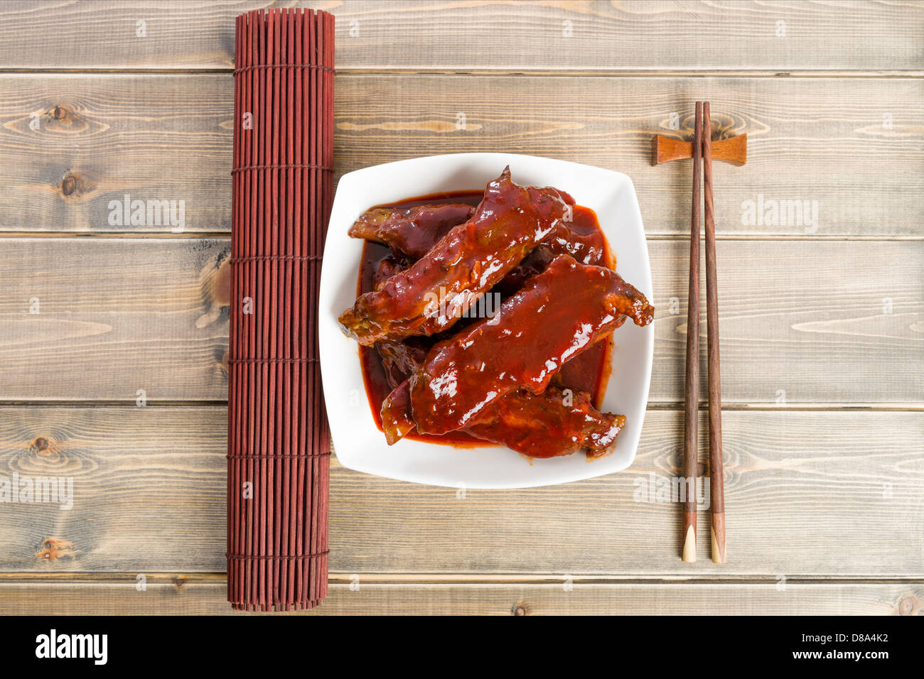 Char Siu - côtes levées de porc collant chinois rôti avec une sauce sucré et salé. Banque D'Images