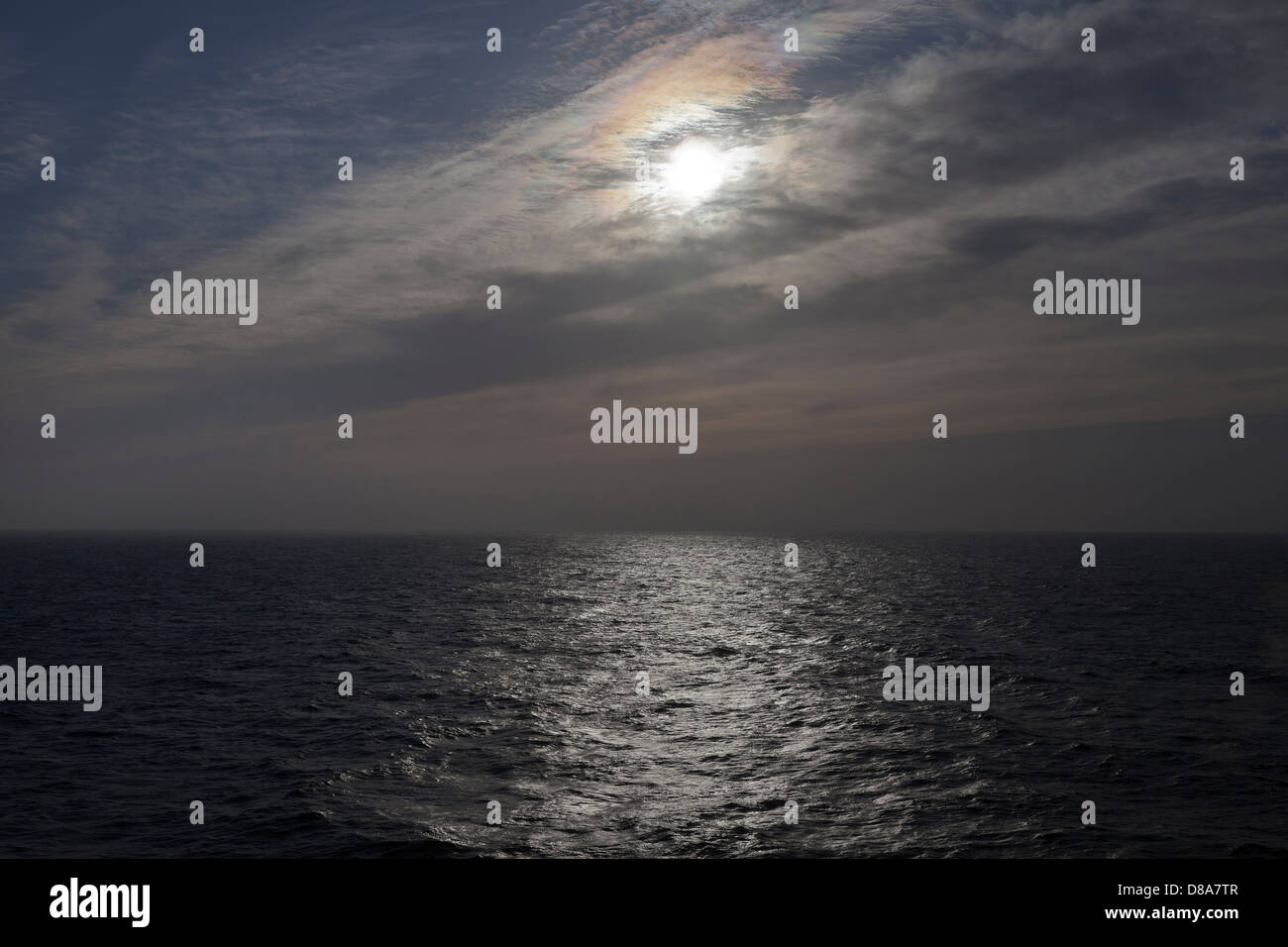 Moody seascape, Soleil voilé se reflète sur l'eau Banque D'Images