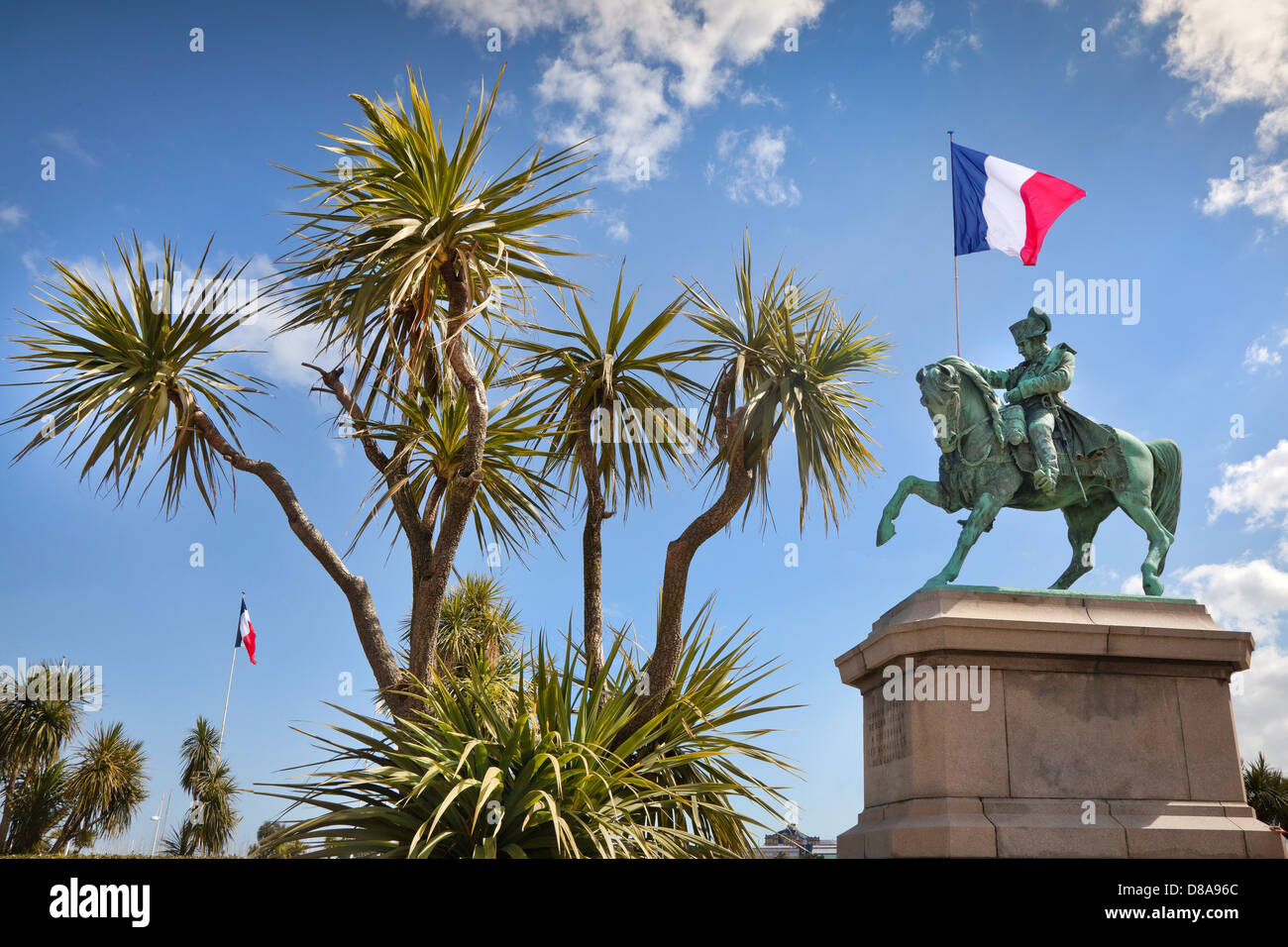 Statue équestre en bronze, Napoléon Bonaparte avec son premier cheval, Cherbourg, France, tenant un drapeau français. Banque D'Images
