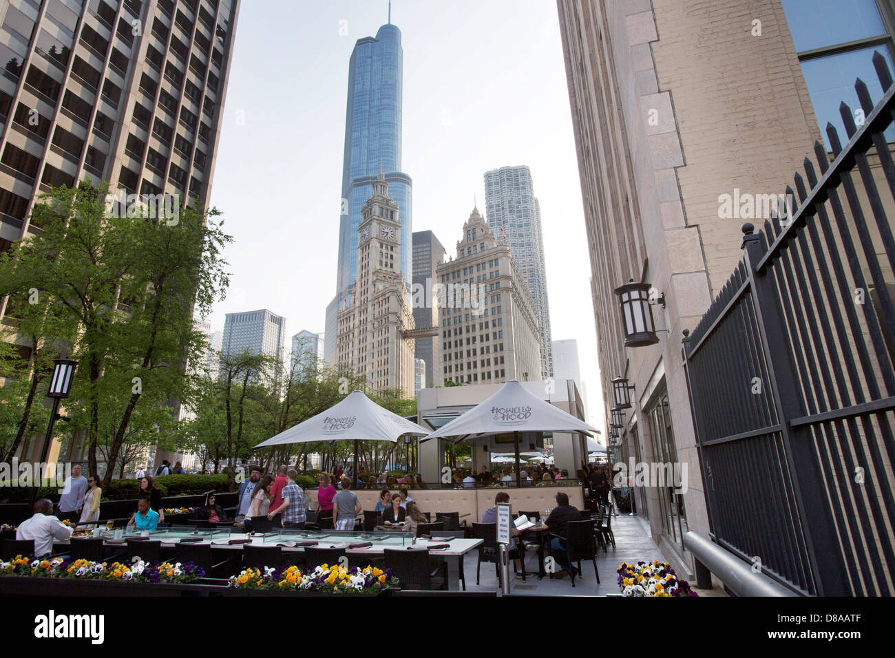 Howells et hood restaurant cour pioneer plaza chicago Illinois Magnificent Mile de Michigan Avenue mag piscine manger boire Banque D'Images