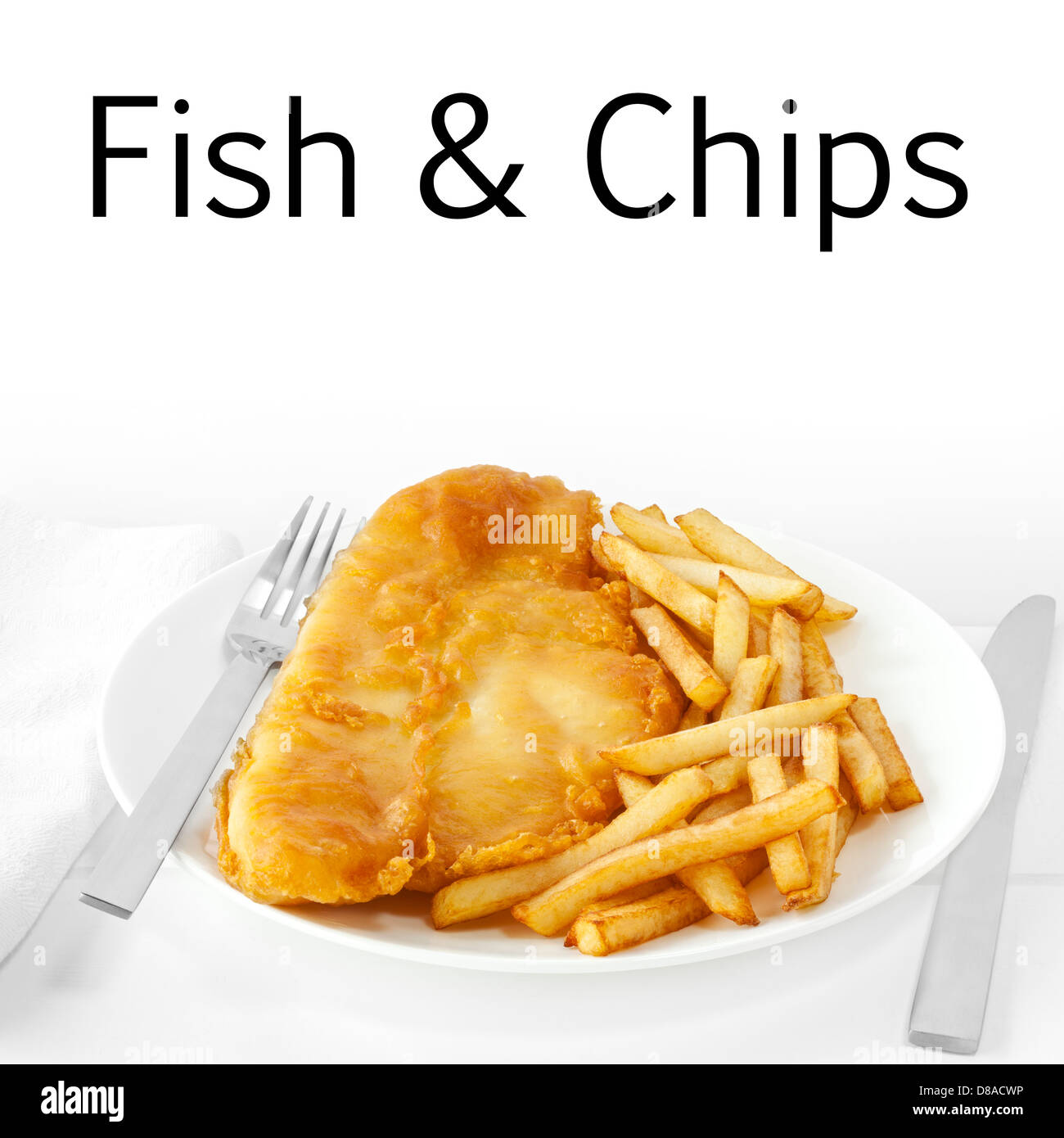 Fish and Chips sur un fond blanc. Les poissons frits dans une pâte avec une portion de frites fraîchement cuites ou frites. Banque D'Images