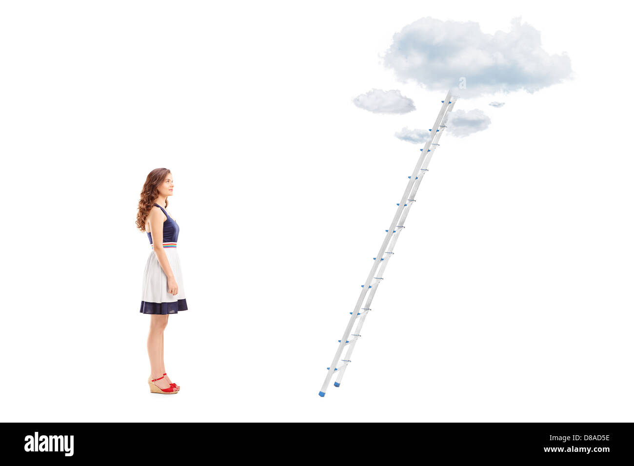 Portrait d'une jeune femme debout devant une échelle avec des nuages et à la recherche, isolé sur fond blanc Banque D'Images Portrait d'une jeune femme debout devant une échelle avec des nuages et à la recherche, isolé sur fond blanc Banque D'Images