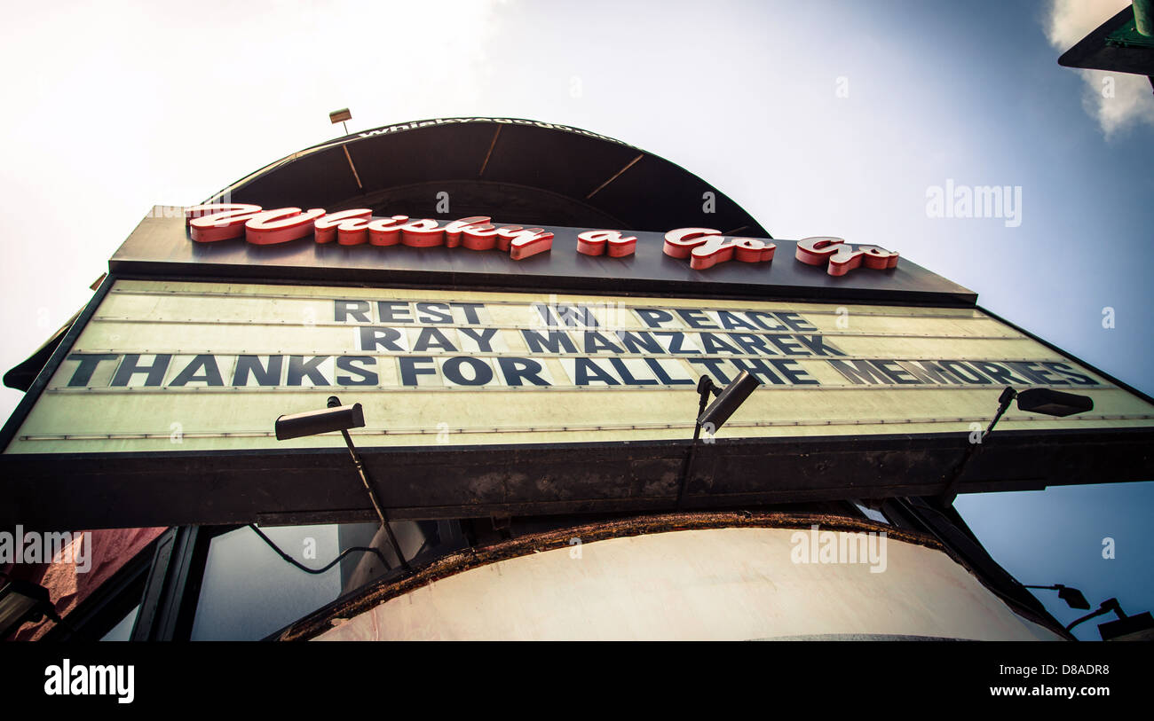 Le célèbre Sunset Strip nightclub Whisky a Go Go rend hommage à Ray Manzarek des Doors sur son signe heures après sa mort. Banque D'Images