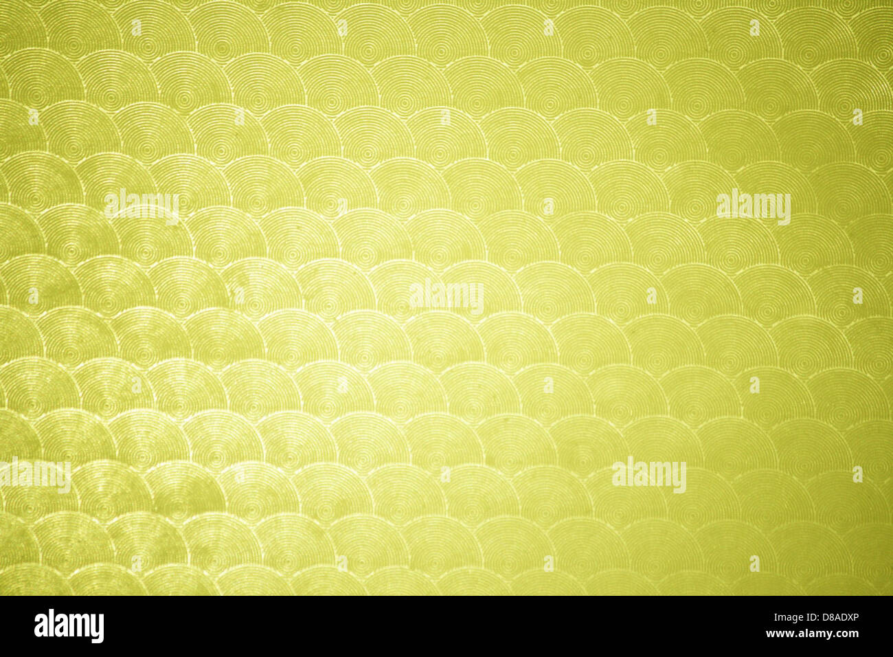 Une vue rapprochée d'une texture plastique avec un motif de cercle doré, utilisé dans la conception pour son aspect élégant et décoratif. Banque D'Images