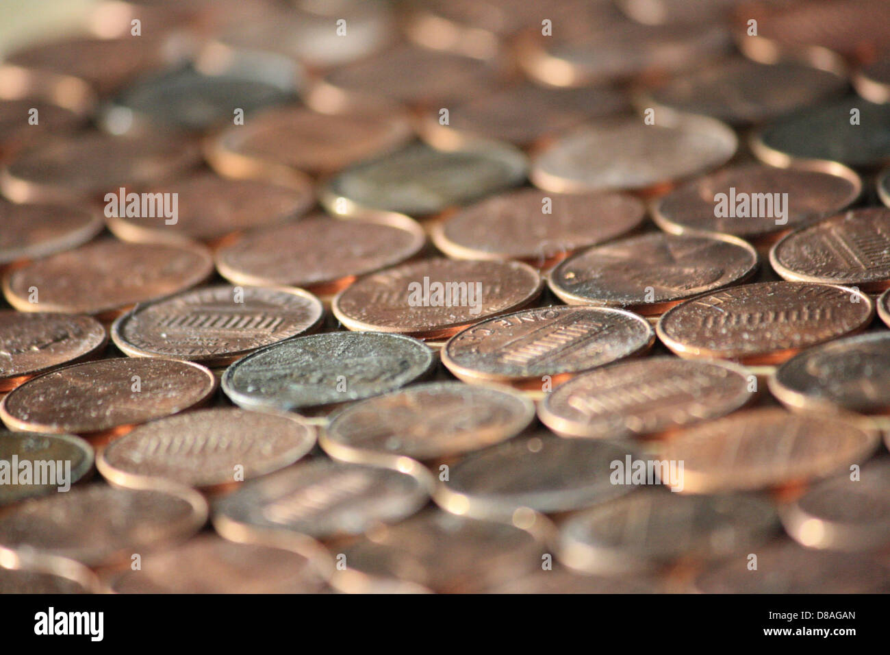 Cette image en gros plan de pennies montre leur brillance métallique et leur gravure détaillée. Les pièces de monnaie sont étroitement arrangées, mettant en valeur leur couleur de cuivre et leurs caractéristiques individuelles, idéales pour les thèmes financiers ou monétaires. Banque D'Images