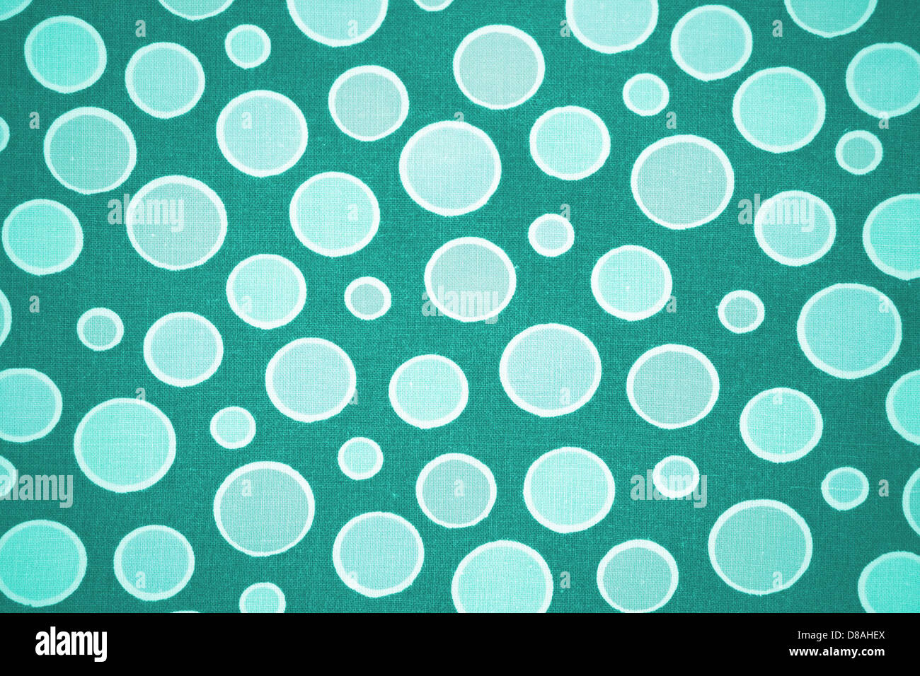 Cette image en gros plan montre un tissu sarcelle avec une texture pointillée, mettant en évidence le motif et la couleur. La surface douce et lisse du tissu est rehaussée par le motif à pois répétitifs, qui ajoute un intérêt visuel. Ce type de tissu peut être utilisé dans diverses applications textiles, telles que la sellerie, les vêtements ou la décoration intérieure. Banque D'Images