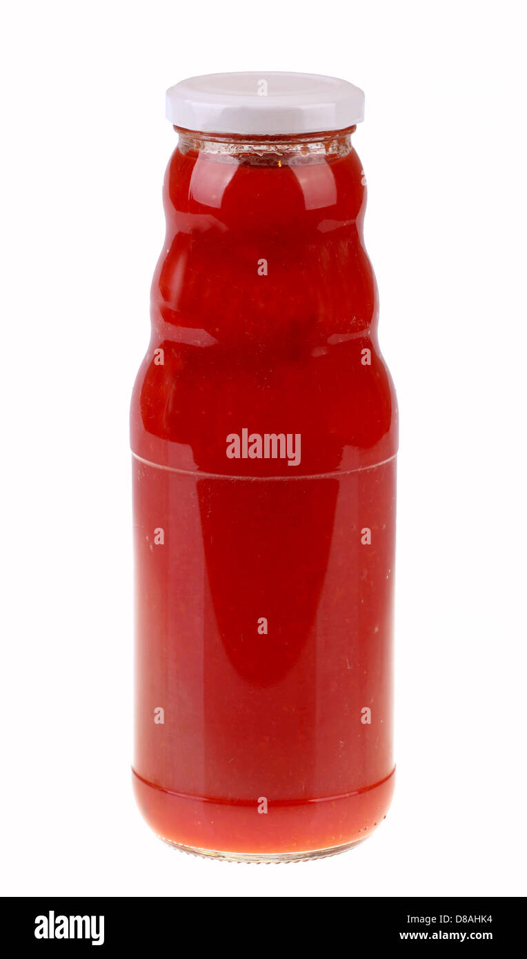 Bocal en verre de hot sauce tomate sur un fond blanc Banque D'Images