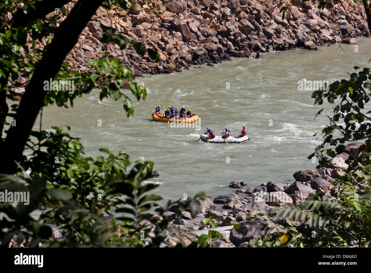 Couple de radeaux dans la rivière encadrée de verdure, rafting dans le fleuve Ganga dans la ville himalayenne de Rishikesh en Inde Banque D'Images