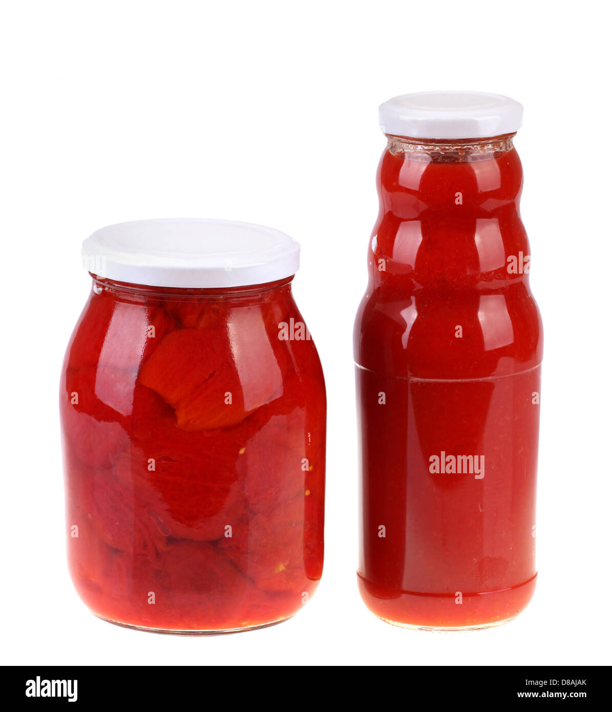 Bocal en verre de hot sauce tomate sur un fond blanc Banque D'Images