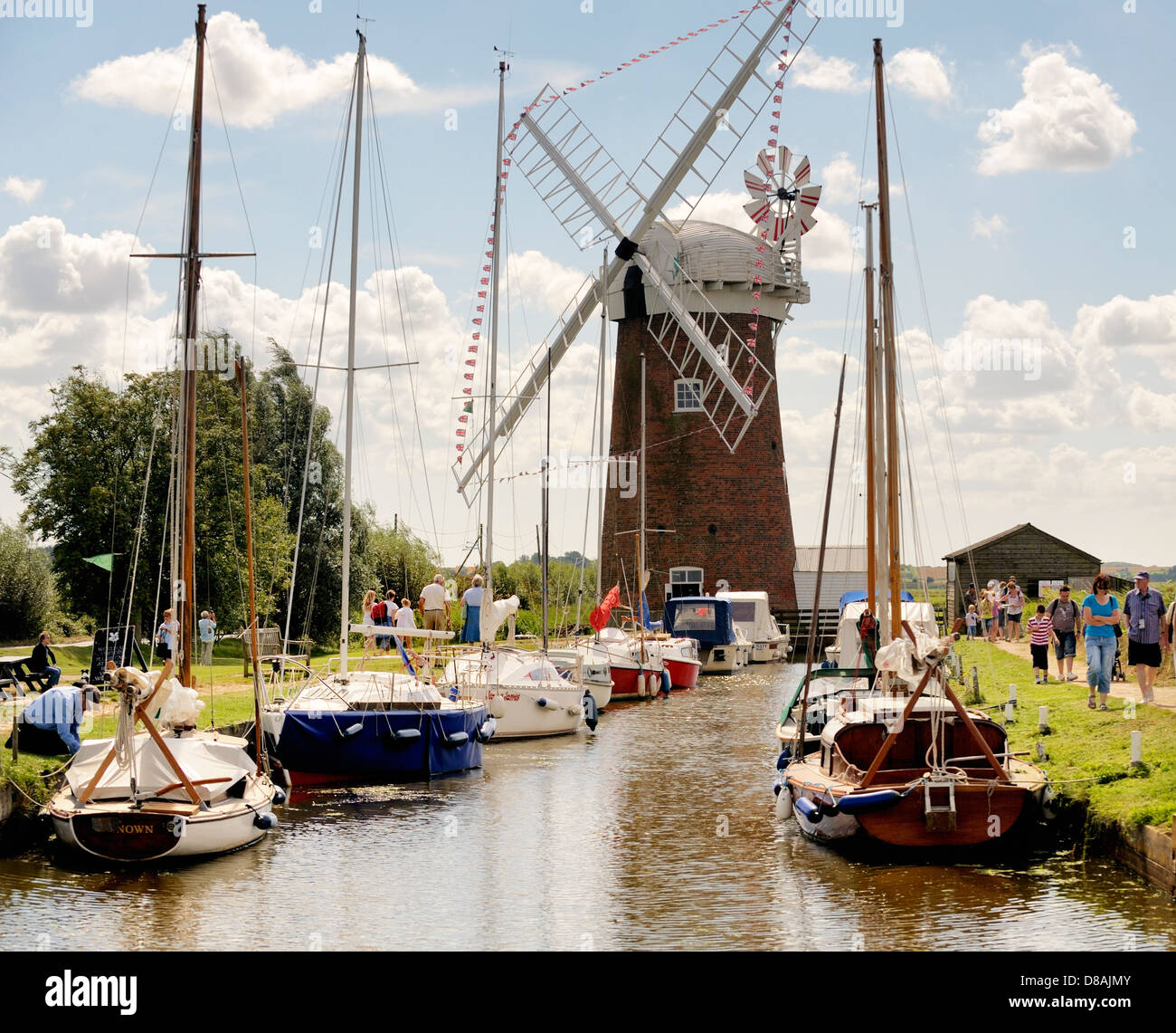 Drainage d'une pompe éolienne Horsey moulin près de Great Yarmouth, Norfolk, Angleterre. Les bateaux de plaisance à Horsey simple. L'été Banque D'Images