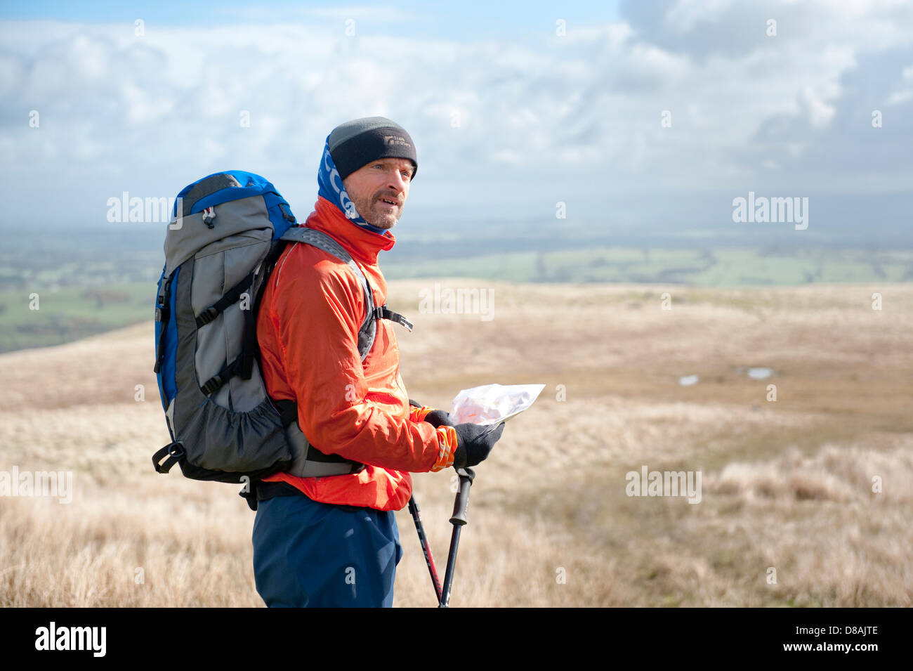 Un homme lecture de carte dans le Nord de la lande de la Lake District Banque D'Images