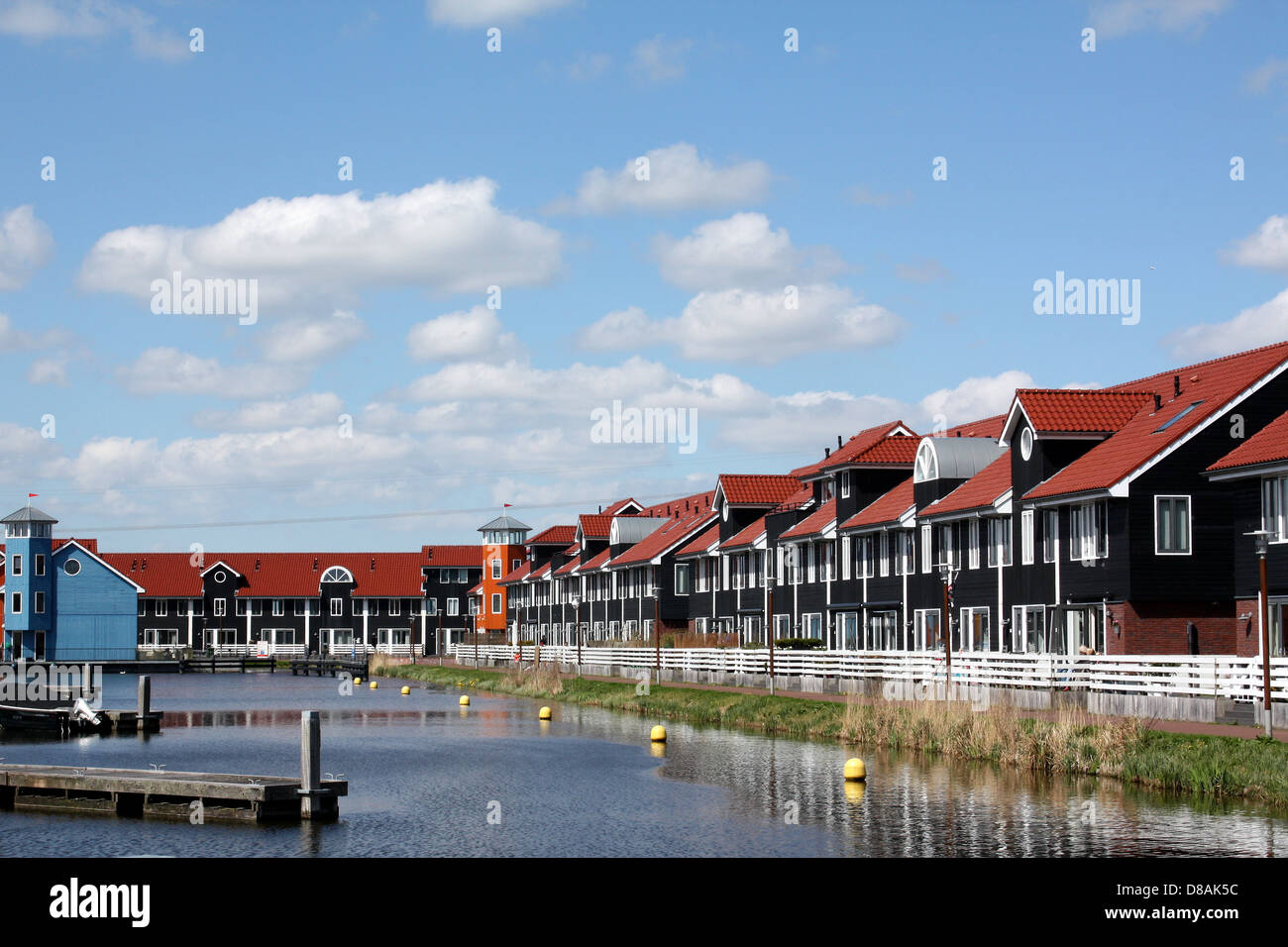 Maisons de la jetée du port de Reitdiep à Groningen aux Pays-Bas. Banque D'Images