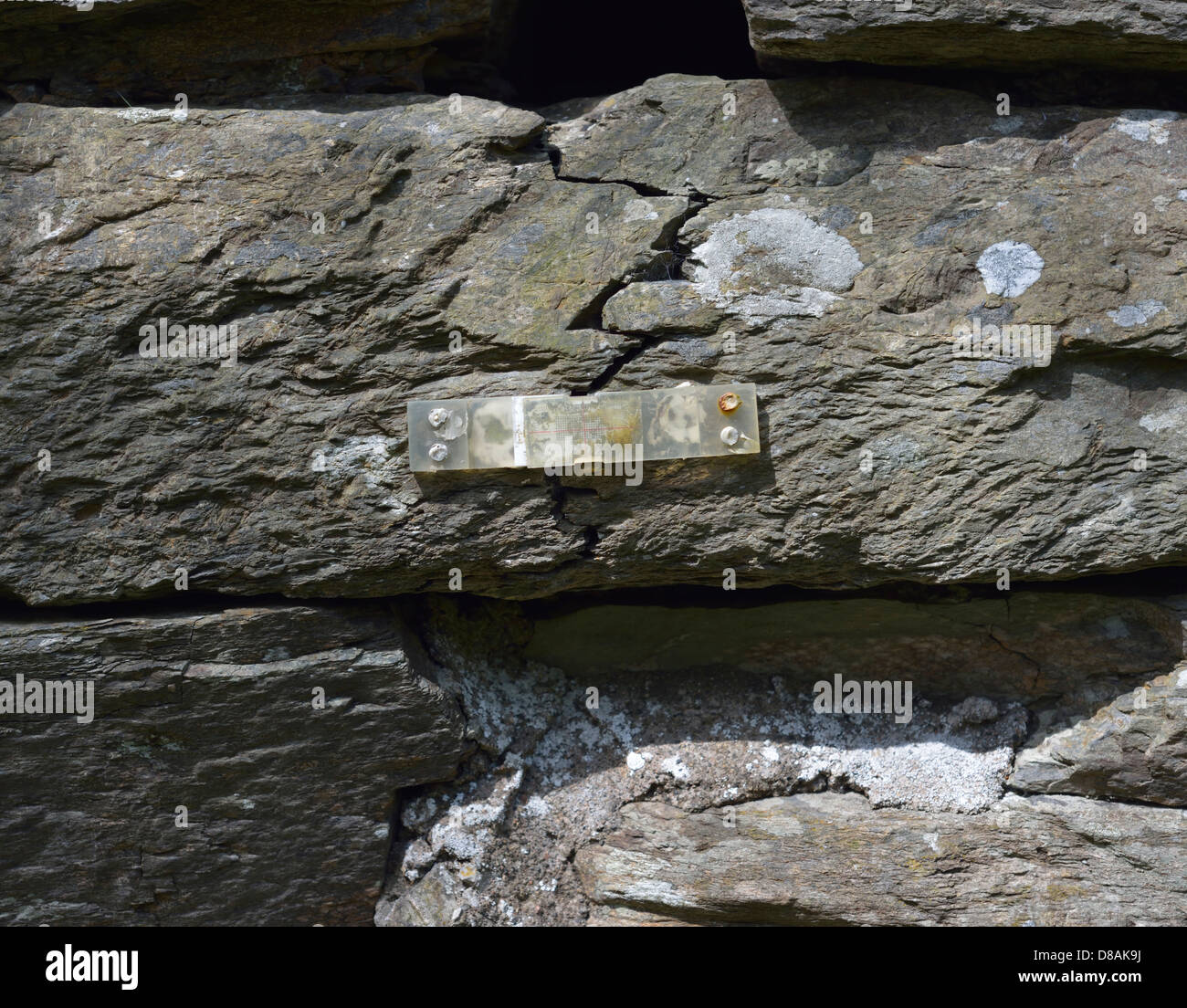Moniteur de crack. Tour de Finsthwaite. Finsthwaite Heights, Parc National de Lake District, Cumbria, Angleterre, Royaume-Uni, Europe. Banque D'Images